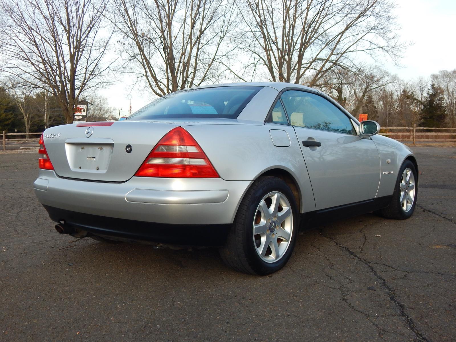 2000 Silver /Black Leather Mercedes-Benz SLK SLK230 (WDBKK47F2YF) with an 2.3L 4 cylinder supercharged engine, Automatic transmission, located at 6528 Lower York Road, New Hope, PA, 18938, (215) 862-9555, 40.358707, -74.977882 - Photo #4